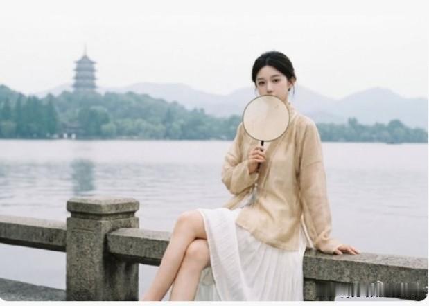 江南烟雨如徐徐展开的水墨画，满溢古典韵味。
撑伞漫步青石板小巷，湿漉漉的地面倒映
