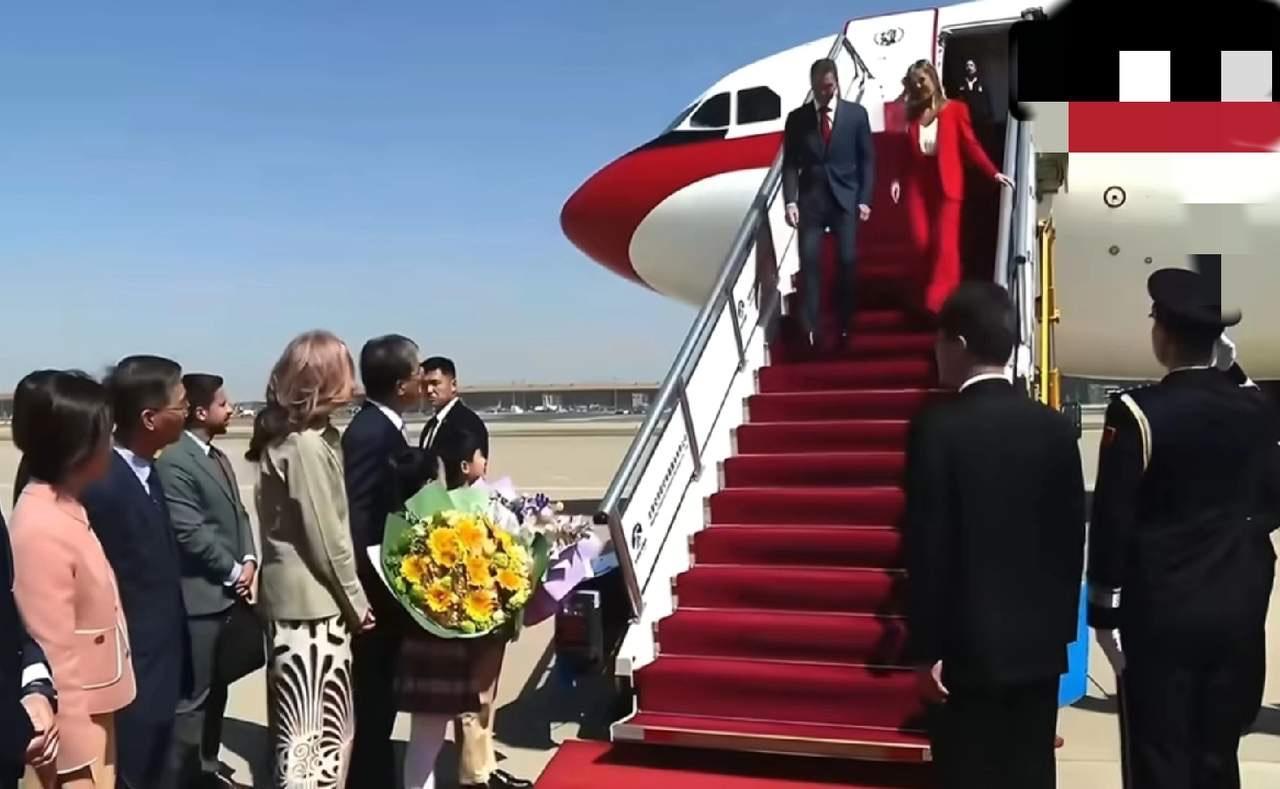 西班牙首相桑切斯携夫人抵达北京了，两人打扮让人眼前一亮，都是中国红元素，夫人贝戈