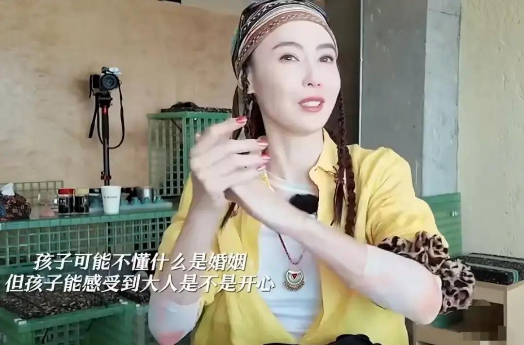 9岁那年，爸妈闹离婚，我在一旁开心地拍手。
 
姐姐弟弟哭成一片，我却觉得，他们