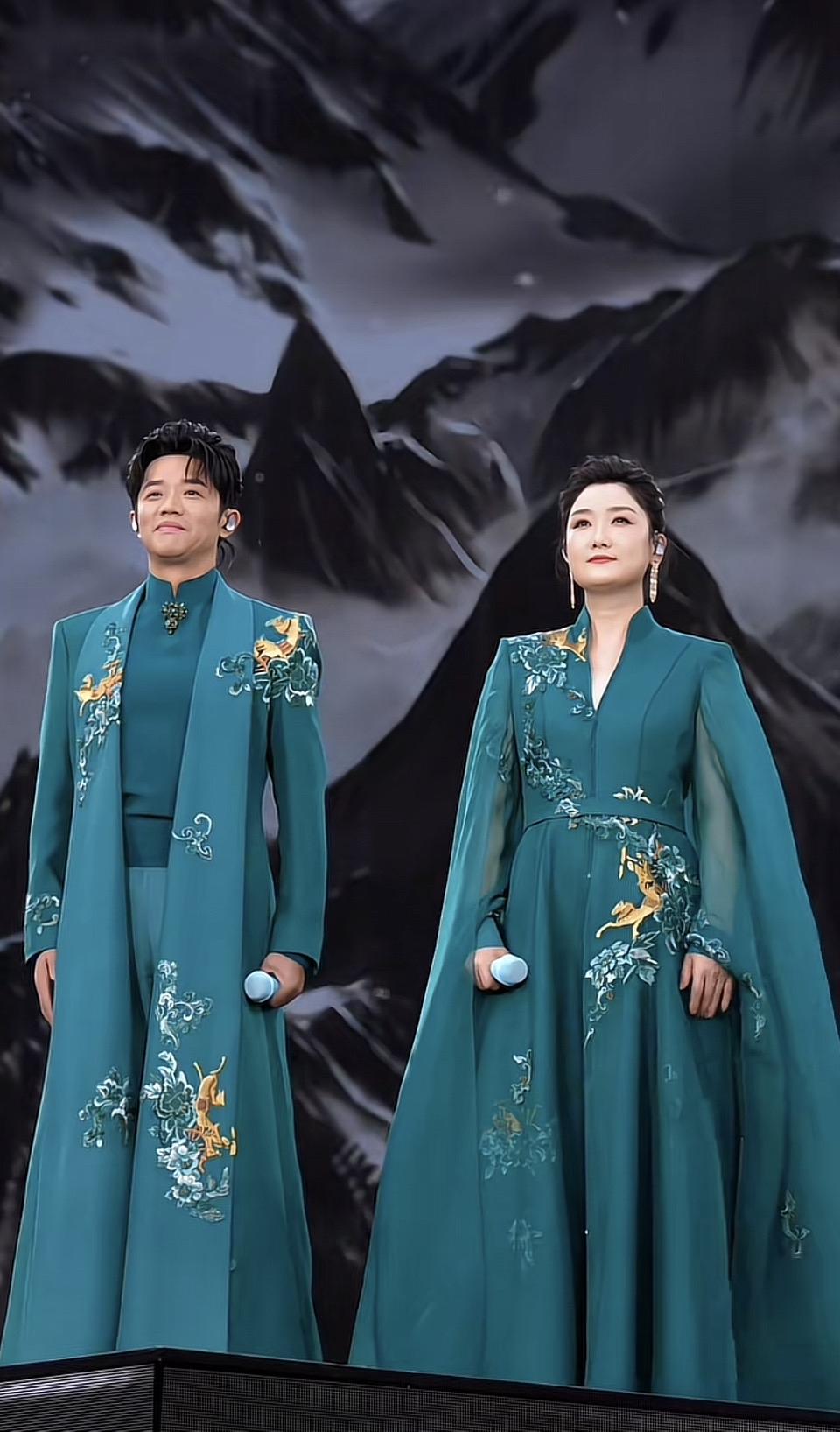 穿越时空的古典韵味，蓝绿色长袍与山水背景相得益彰。
