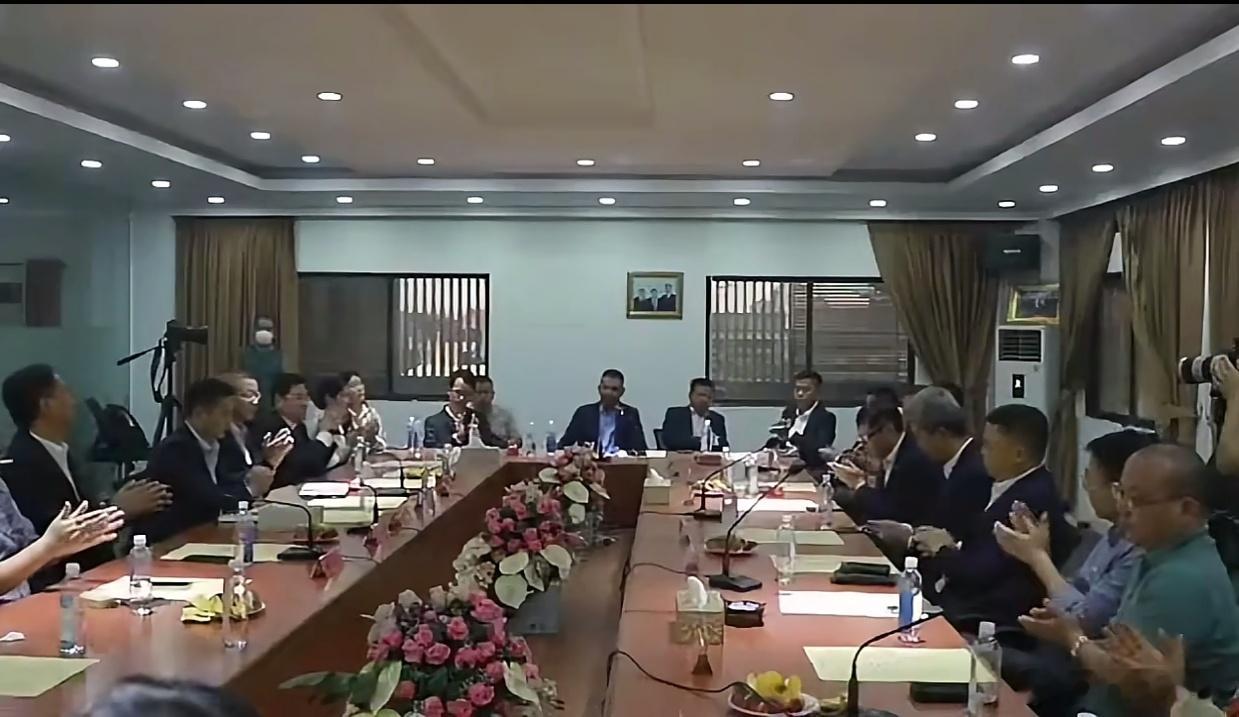 再看感觉像电影里的黑帮大佬在开会电诈头目刘忍到底是谁