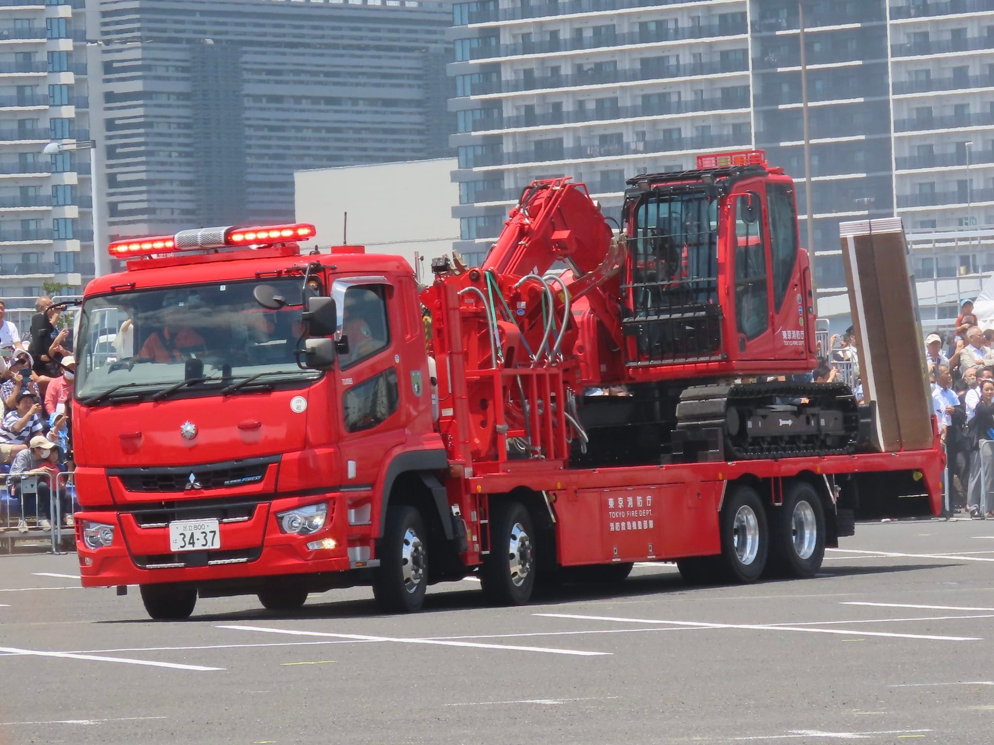 日本东京消防局三菱扶桑重型设备卡车与SK75SR挖掘机 ​​​