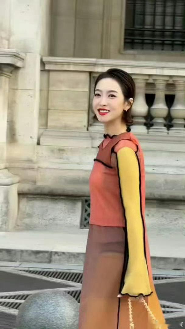宋茜待遇 不得不感叹宋茜本次LV大秀的待遇！身处秀场核心前排，与一众时尚大咖相邻