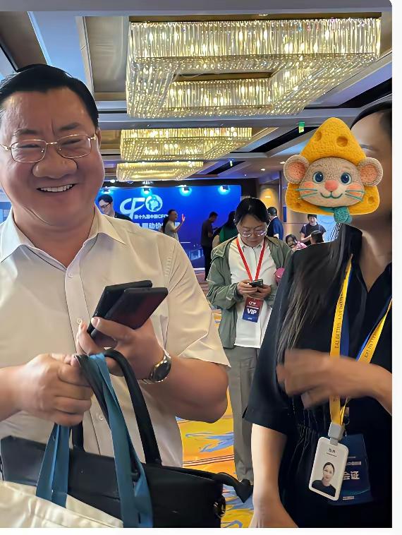 河北一位商会会长给衡水泰华中学的高考生加油，咋一看很多人都被他的鼻子吸引住了，甚