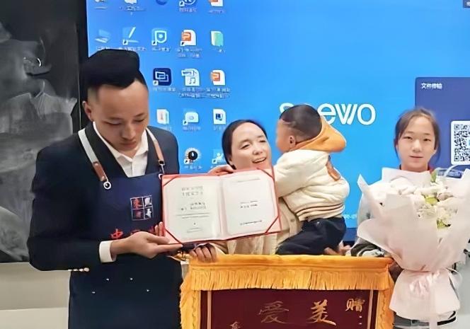 贵阳一3岁男童走失，11岁女孩买糖哄去派出所，男童父母到其学校送终身免费牛排卡致