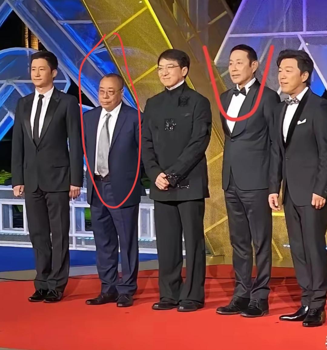 五位帅哥一起站红毯，神气十足！大哥的江湖地位永远c位。陈老师的康熙绝了。左二👈