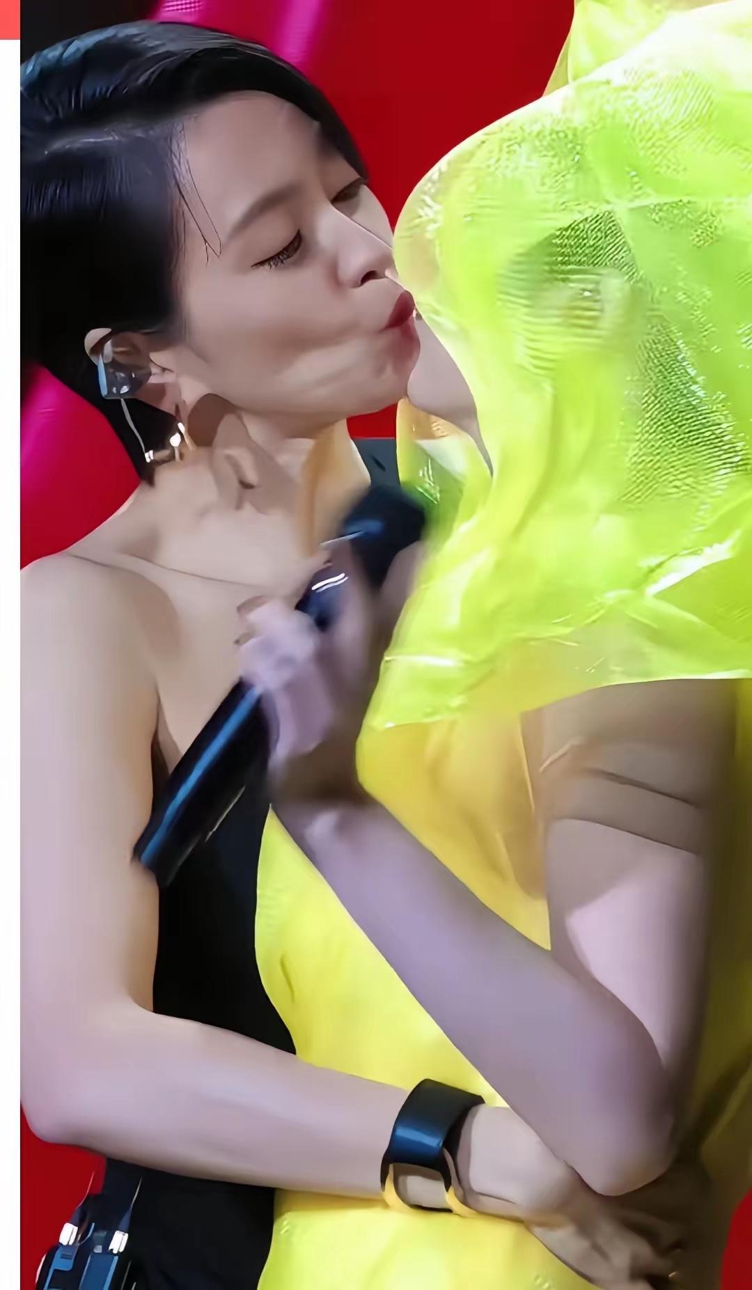 万人演唱会当众亲嘴！这一吻，炸翻全网，全场尖叫到破音！陈慧琳梁咏琪台上热吻，这才