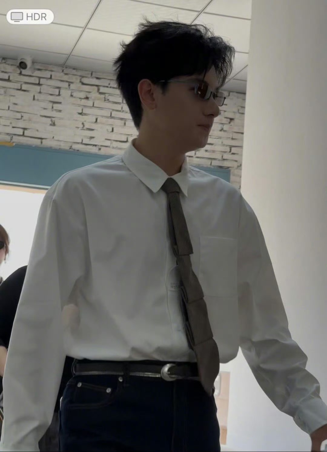 胡先煦熟男味，白衬衫好帅 