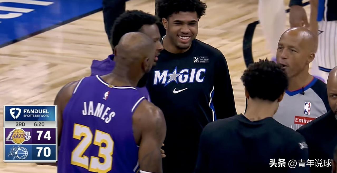 危险动作！詹姆斯质问裁判为何不吹犯规！

第三节6分41秒，里弗斯成功判断魔术队
