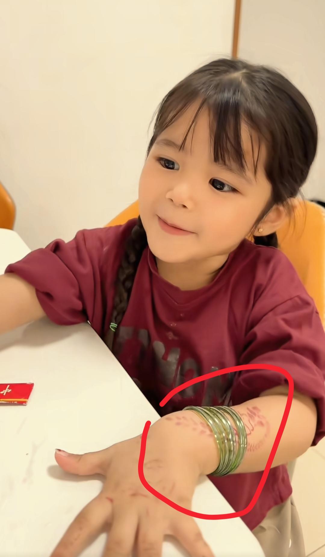  看到顺子女儿王欣怡主动收杯子我忍了
看到她给爸爸擦嘴我也忍了
可是看到她自己擦