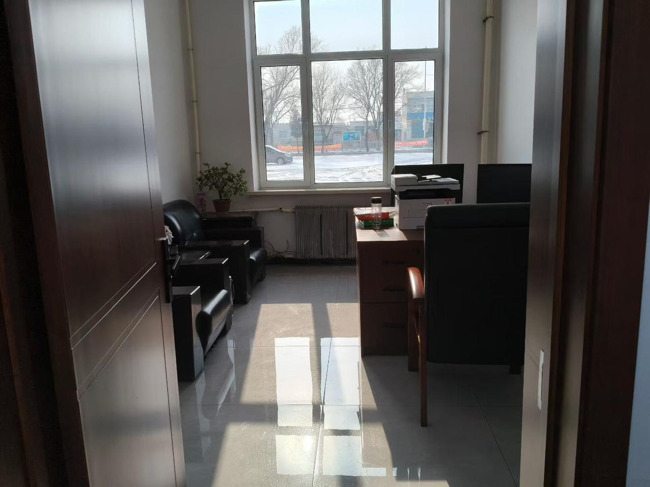 阳光洒进办公室，温暖而宁静。