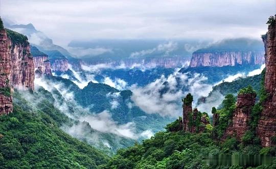 入伏绝佳避暑好去处，新乡辉县天界山太适合进山小住。驶过回龙挂壁公路，满目苍翠林海