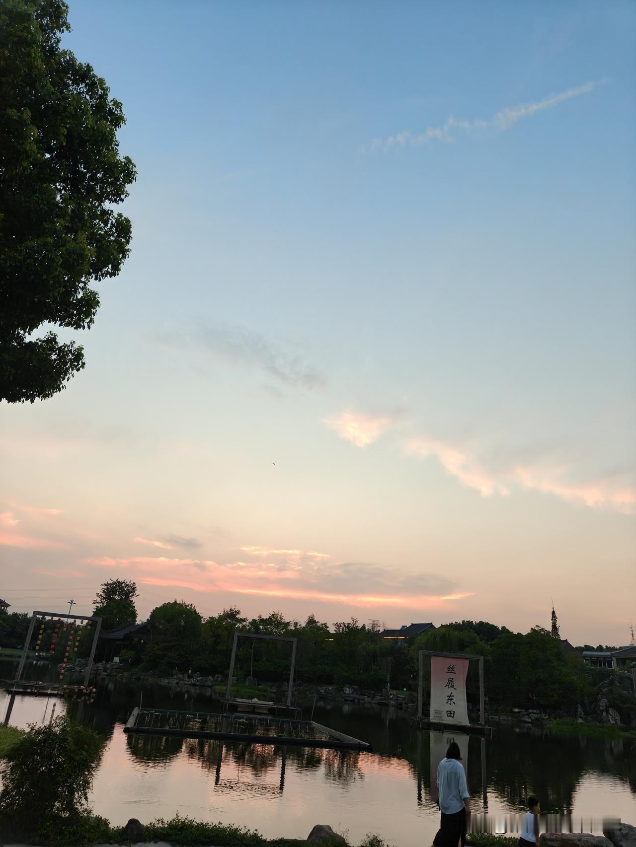 忙完一天，抬头看看晚霞，所有疲惫都慢慢消散。
人间烟火，不过是落日与晚风