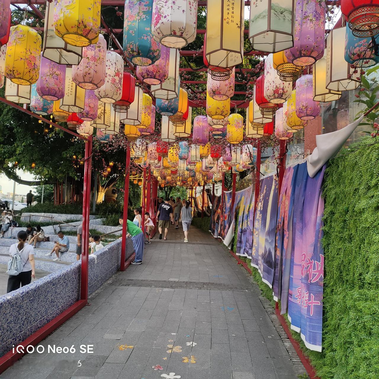 “结婚快十年了，还有前男友的微信。他前两天和我说，他失恋了，想跟我见面聊一下。”