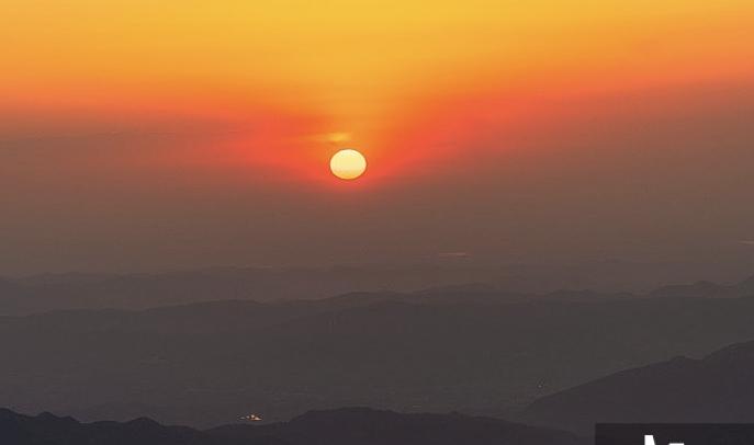 金光收走最后一丝喧嚣，原来沉默也可以如此滚烫。​