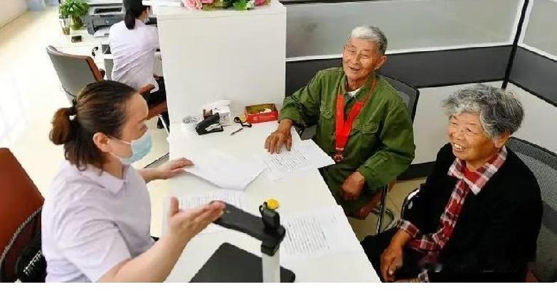 **人社部门提前“打招呼”，退休手续省心办！**
眼下，各地人社部门推出了一项叫