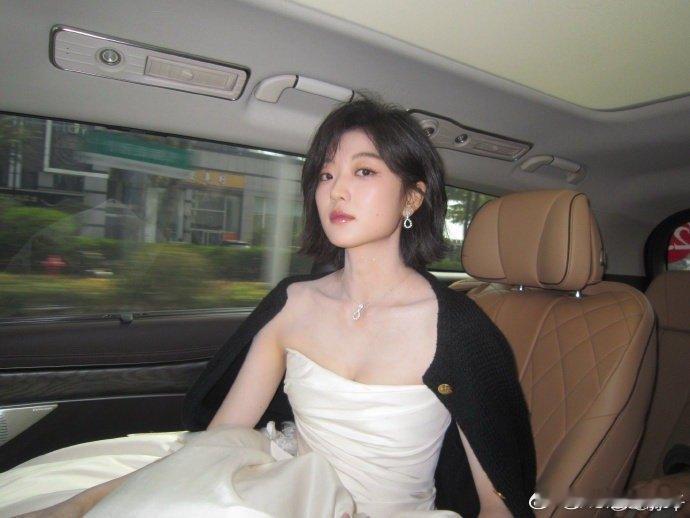 陆鸣你看夏雪穿婚纱了 夏雪穿婚纱的样子，完美诠释了什么叫“美到让人心碎”。陆鸣，