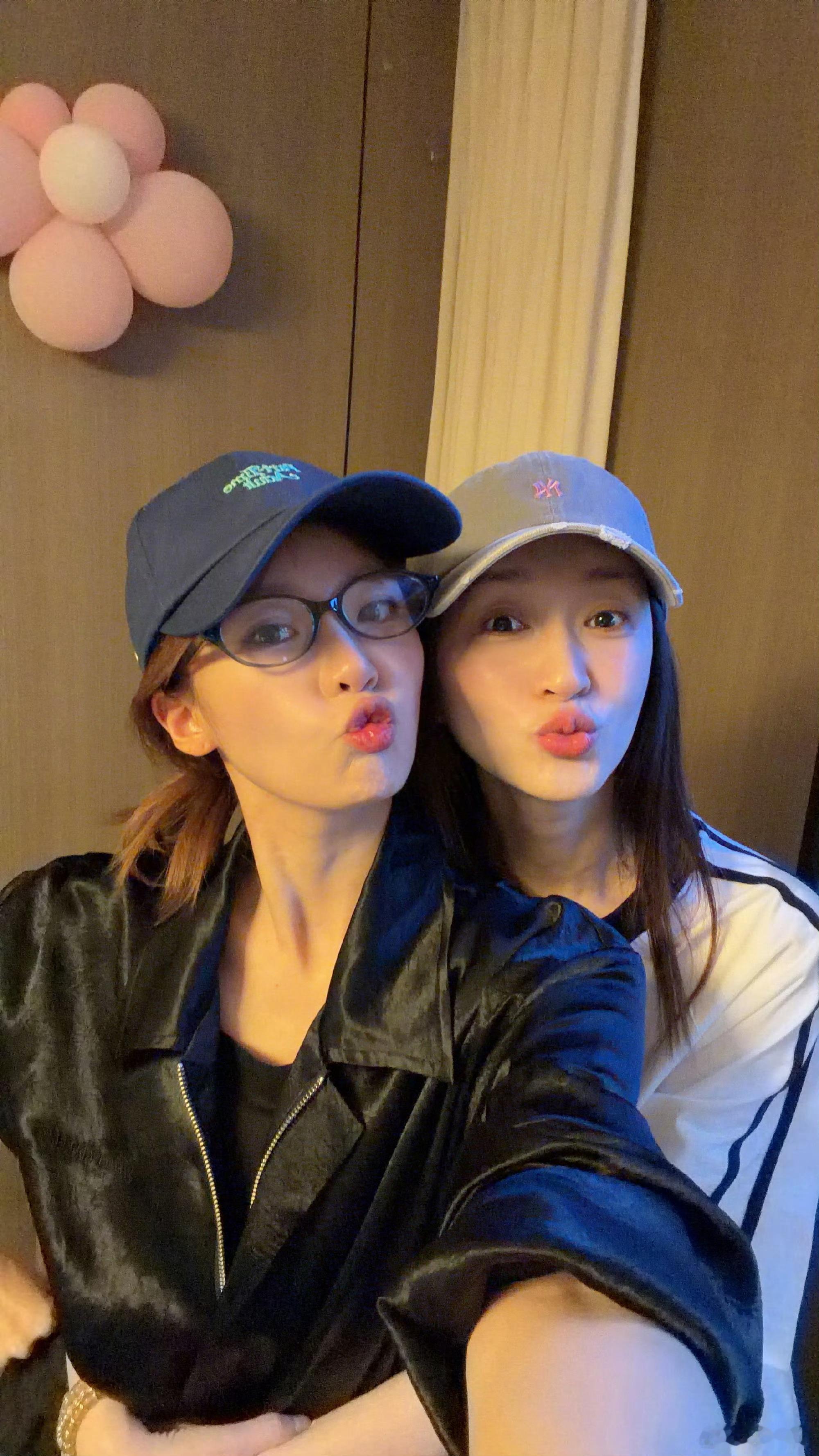 李小冉唱了一下午李小冉这状态也太好了吧！唱了一下午还能吃吃喝喝回血，活力满满。之