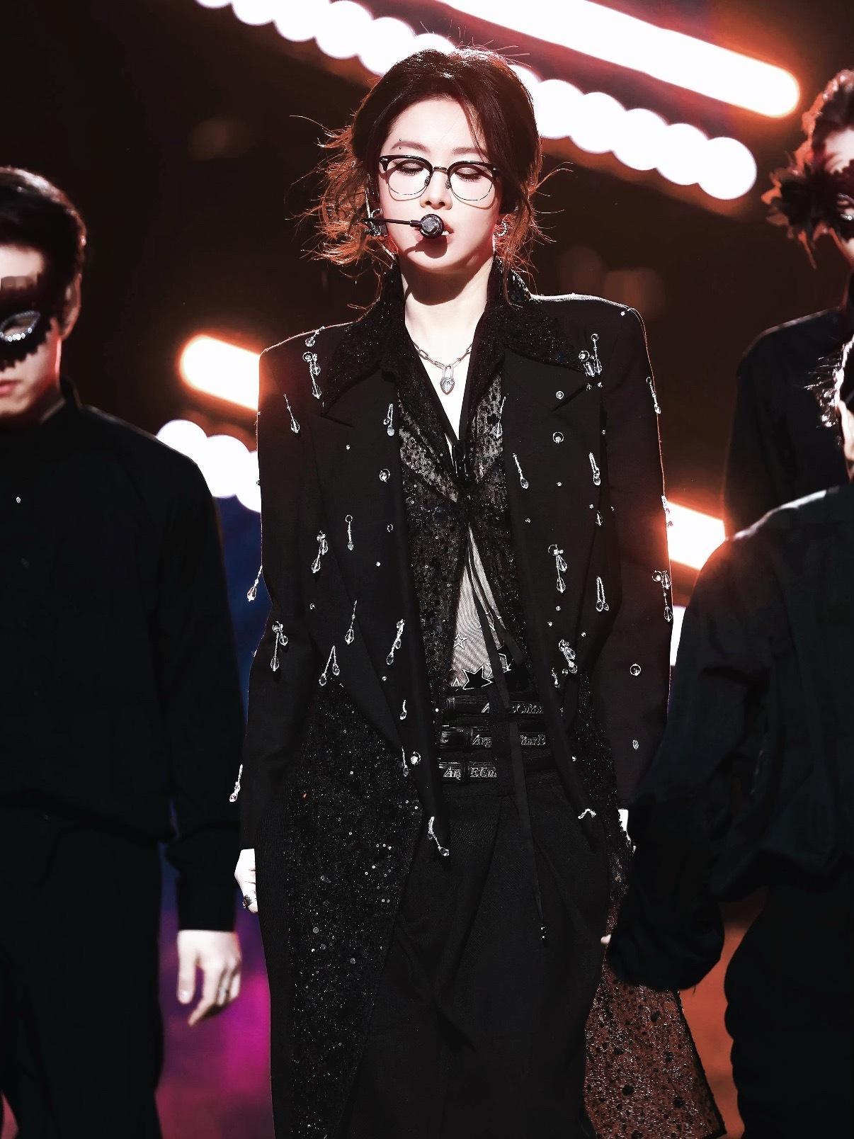 喻言看虞书欣的眼神喻言收起你的眼神！！这么炙热真诚的眼神谁能不沦陷啊我说！！ 