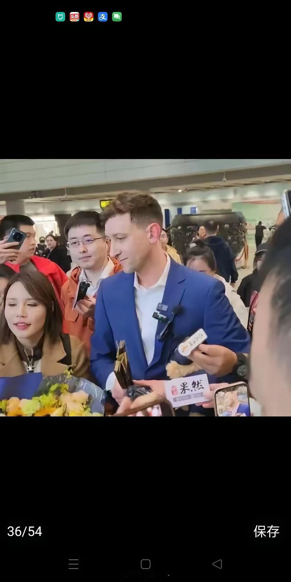 女人的第六感真的很强。从埃文凯尔来中国下飞机开始这个女人就一直伴在他的左右，我当