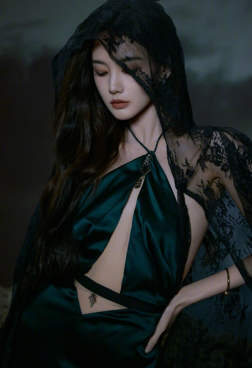 暗夜里蕾丝斗篷半掩雪肌，挂脖绿裙露背杀直戳心脏！冷御眼神裹着若隐若现的曲线，网友