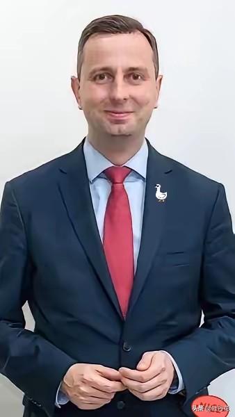 新消息！
波兰国防部长宣布了：
3月20日，波兰国防部长瓦迪斯瓦夫·科西尼亚克-