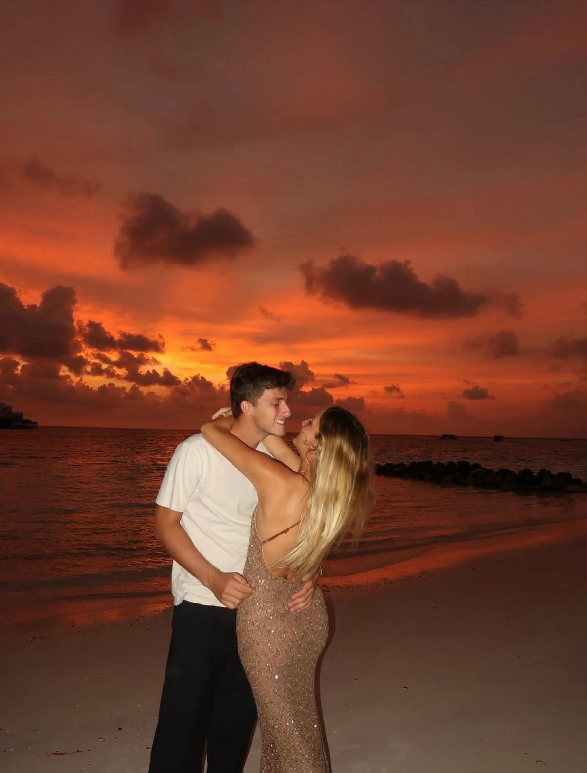 意大利小哥纳尔迪和女友马尔代夫度假中～ 