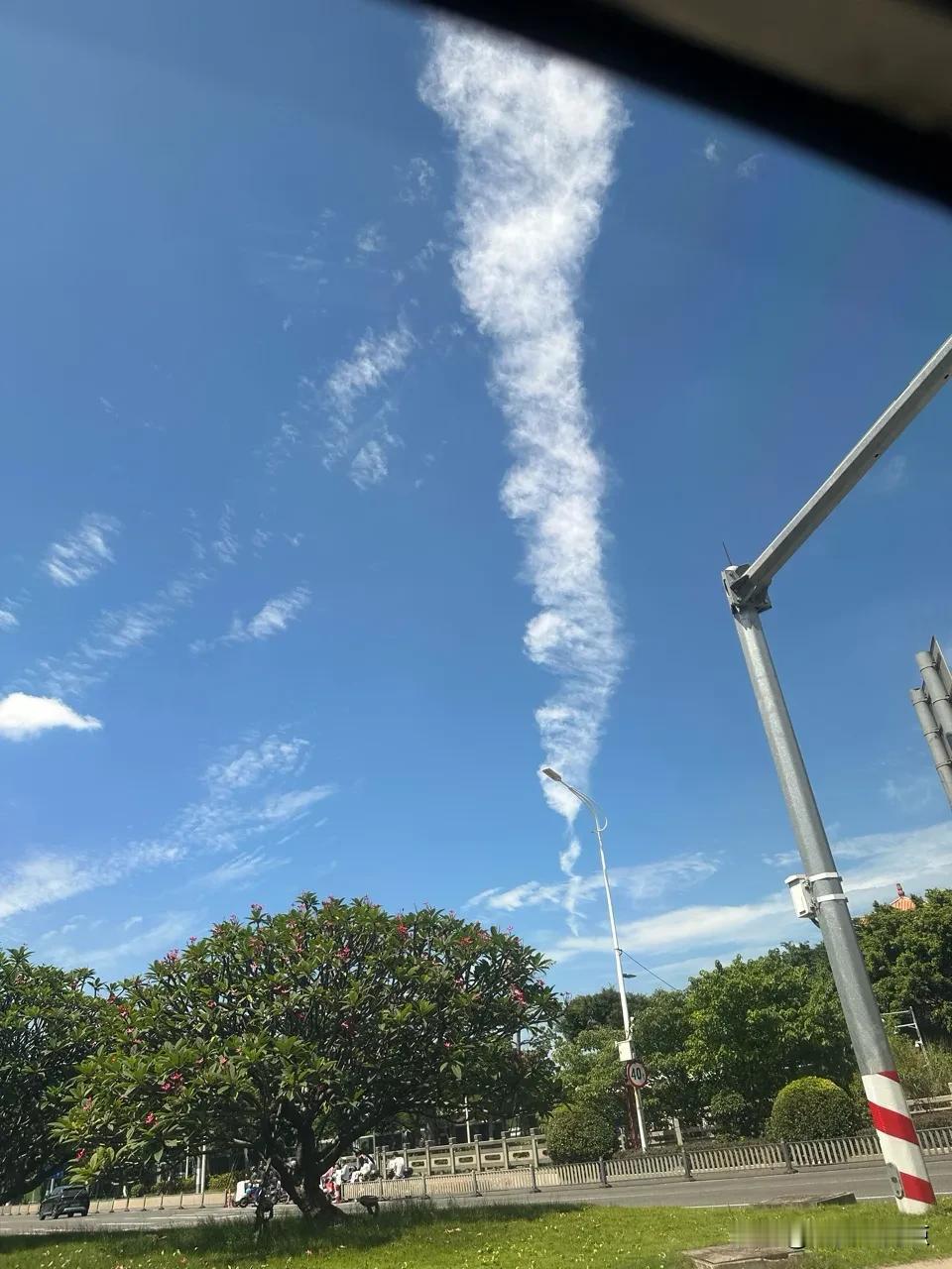 类似龙卷风形状的云你见过没？