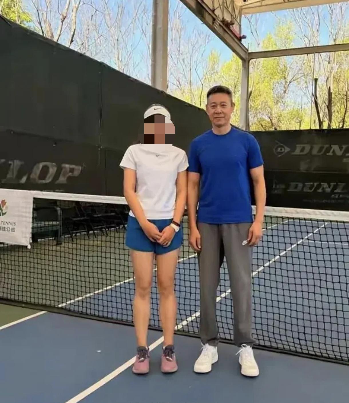 是沙书记吧，影视圈都知道张丰毅是运动达人，打篮球，撸铁，坚持不懈。身材保持的真好