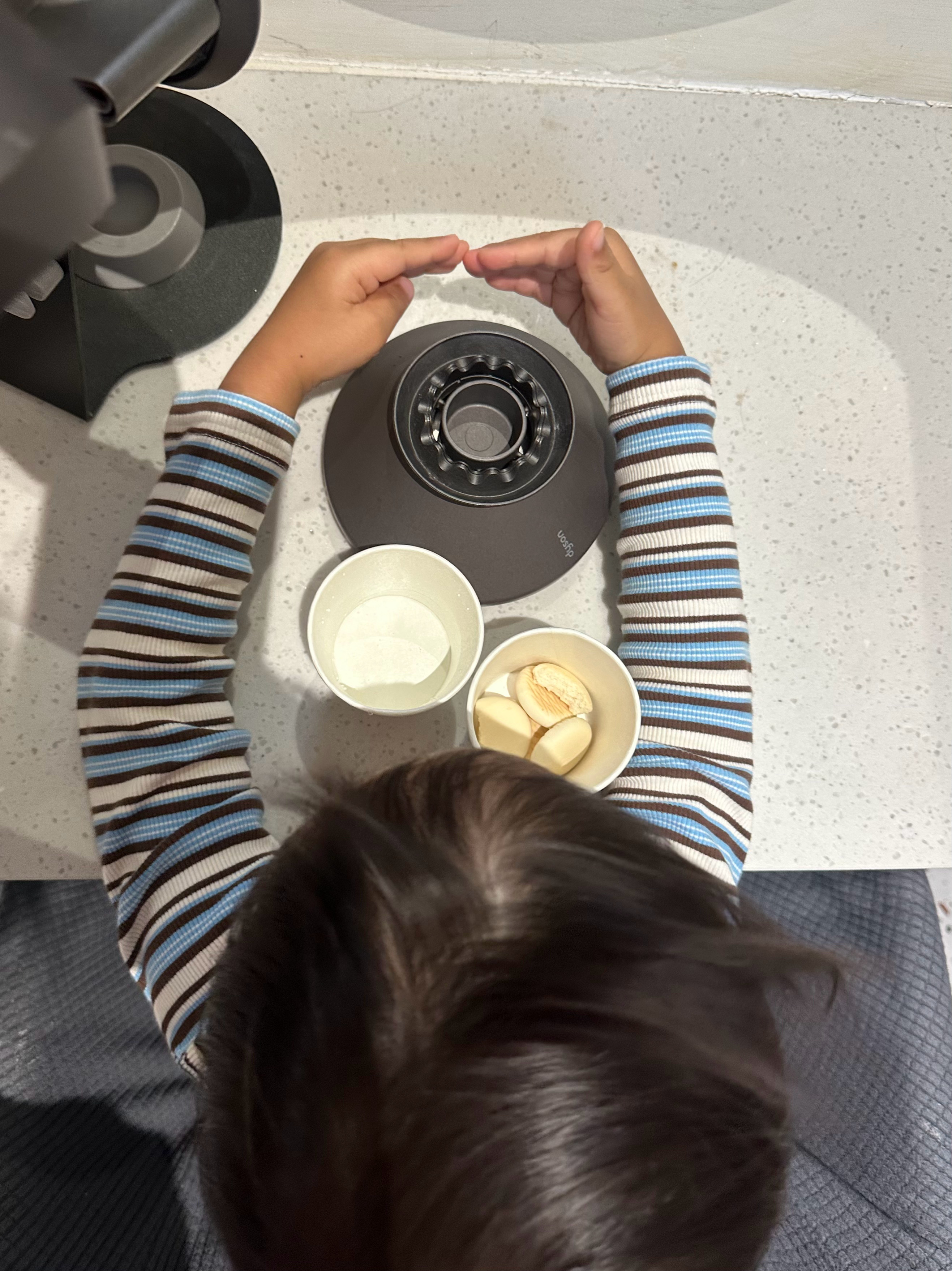 洗完澡给孩子吹头发，孩子在强风下守护饼干，水和吹风筒？ ​​​