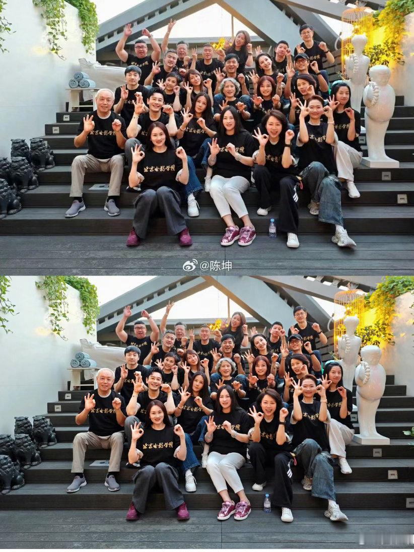 陈坤晒北电表演系96班30年合照陈坤vs黄晓明晒的北电表演系96班合照，有区别吗