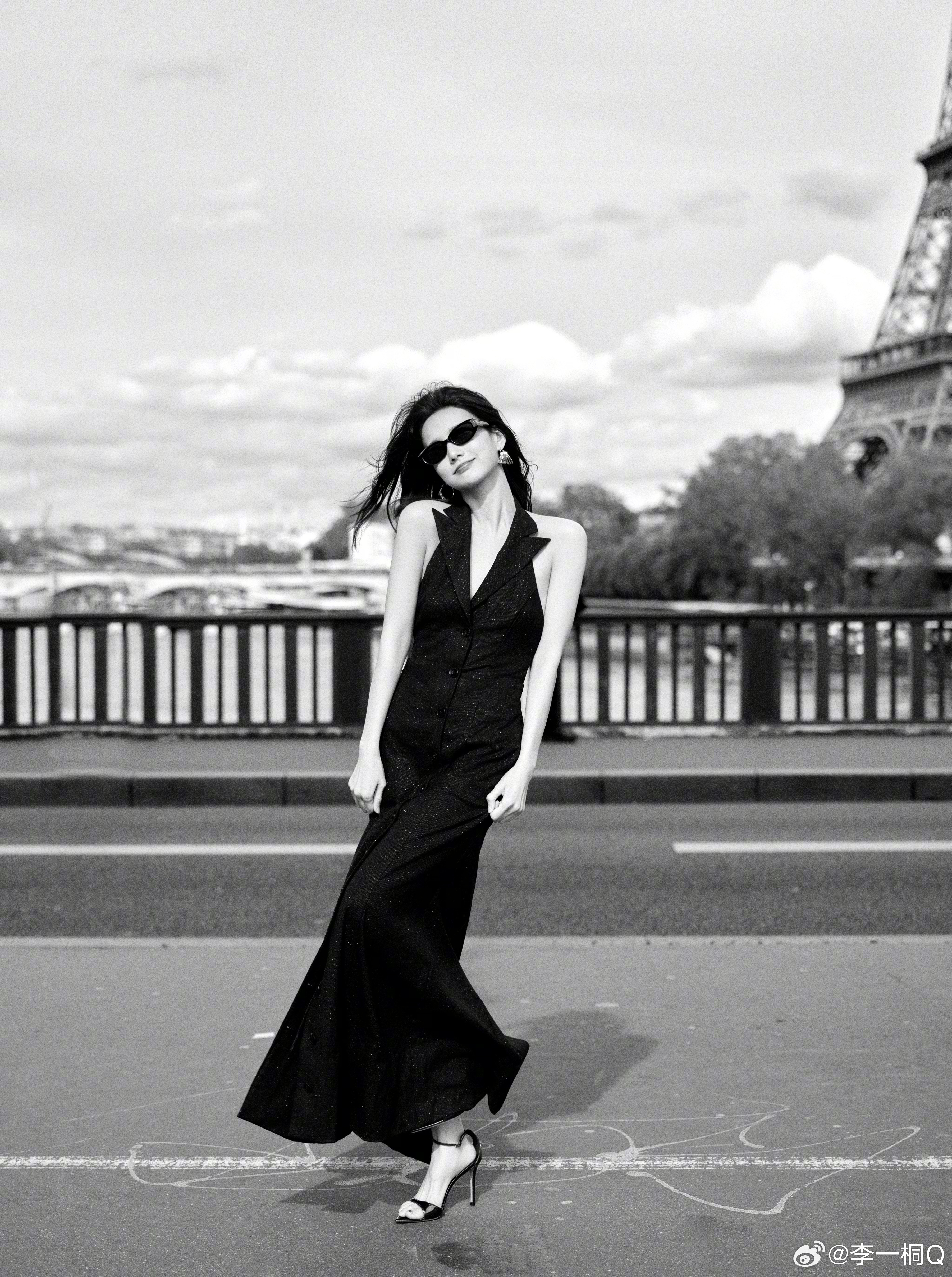 #李一桐巴黎裸背大片##李一桐裸背# 晒巴黎街头随拍，黑色深V裸背裙！状态好好，