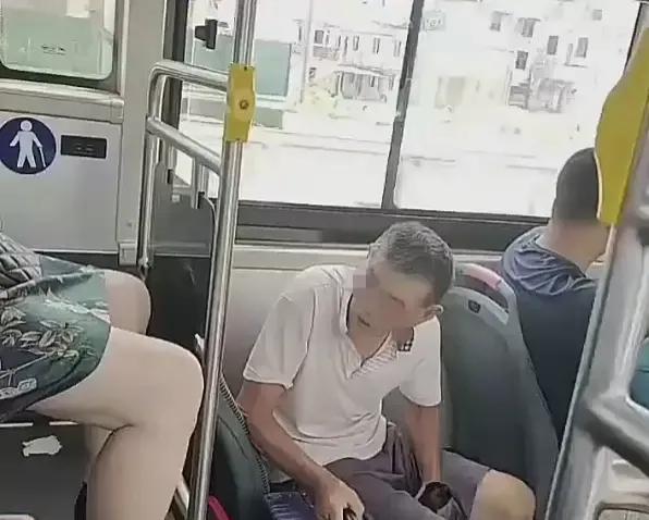 事发山西，一位大爷坐公交车，发现身后女子穿着裙子，因为女子坐在后排台阶上的位置，