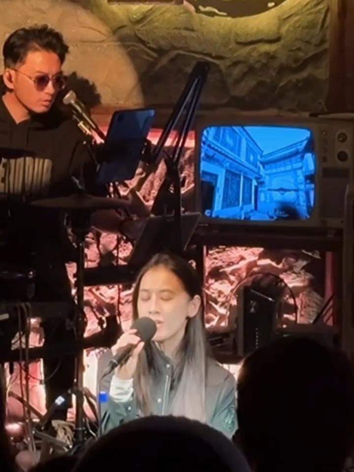 黄圣依在大理酒馆唱歌黄圣依酒馆唱歌黄圣依在大理酒馆唱歌 好甜 