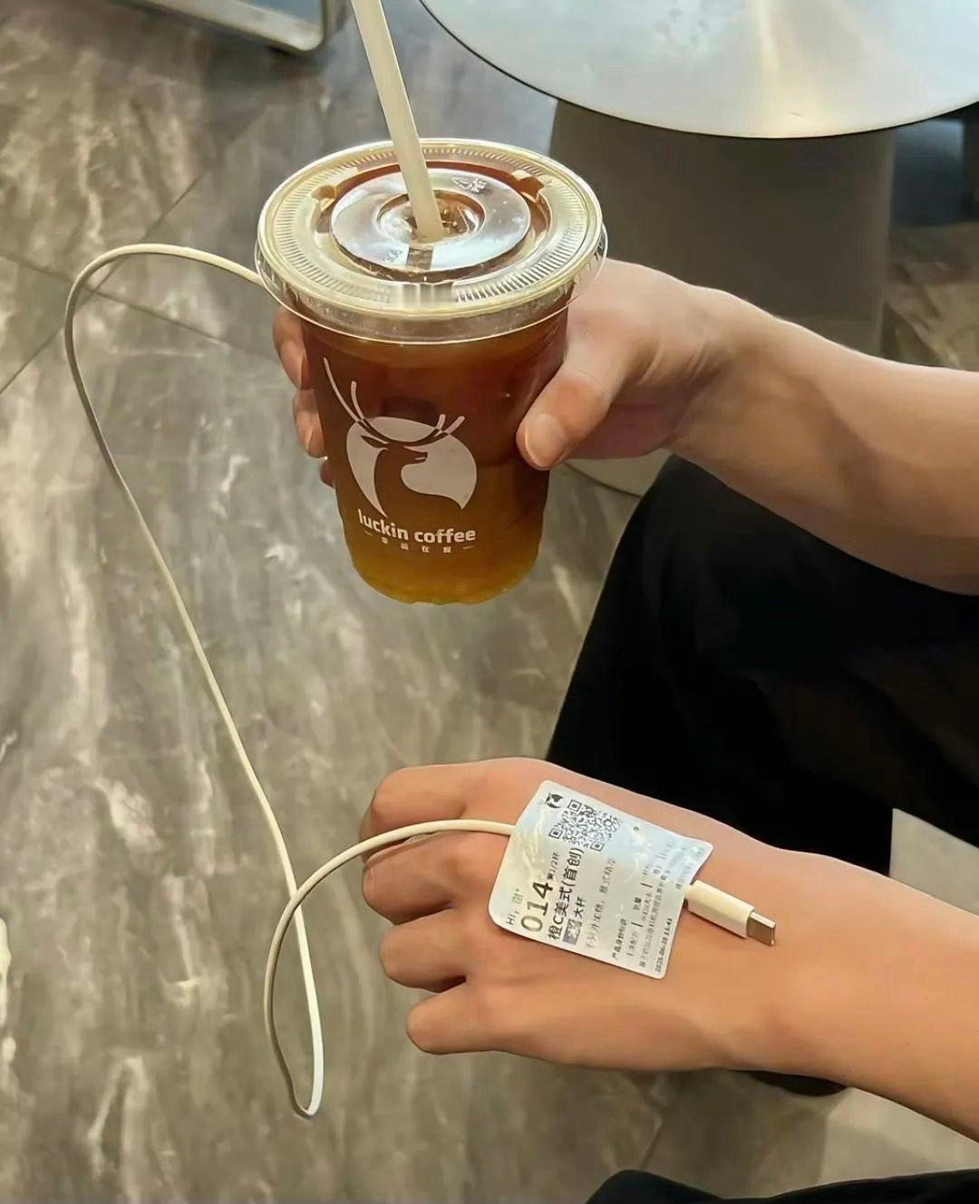 他会把你搞得一团糟 然后又回来给你的照片点赞 ​​​