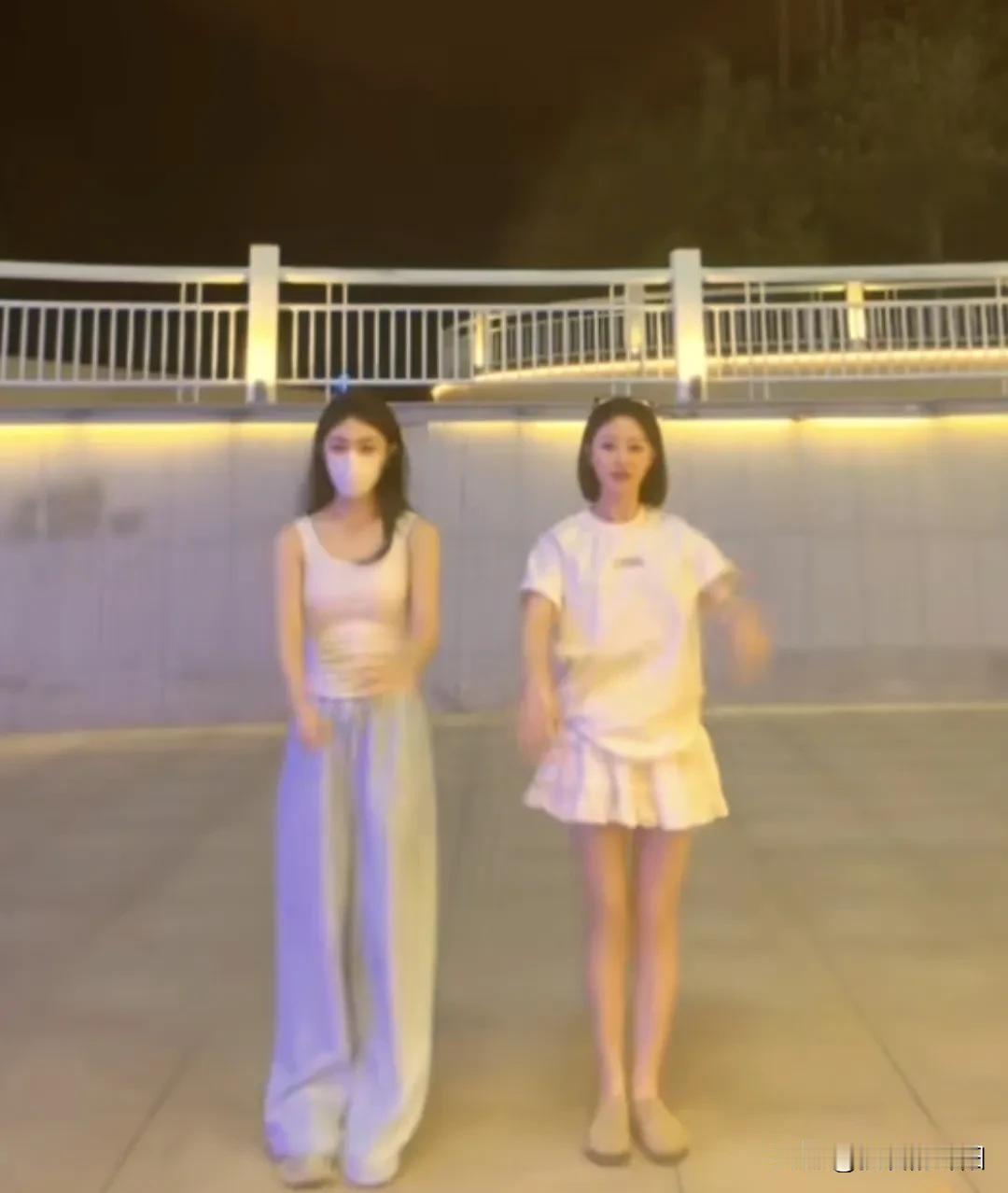姐妹一起跳抖音神曲