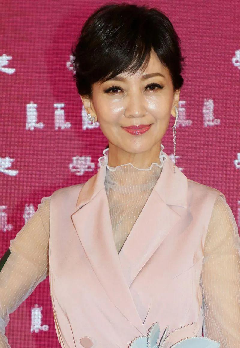 赵雅芝，远看很美！近看有一点太瘦了，但也是瘦的精致。林青霞虽发福却胜在优雅自然，