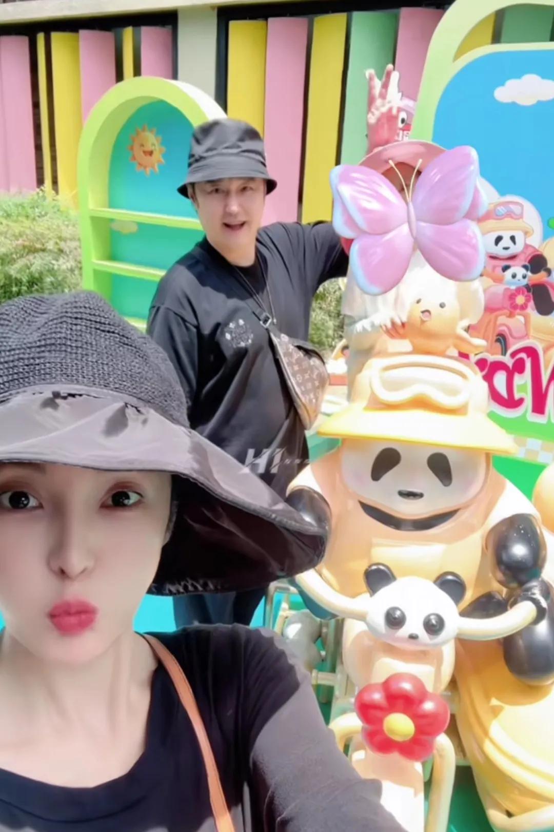 51岁“反派专业户”冯雷一家游成都，小9岁演员妻子美丽动人，7岁女儿打扮可爱
6