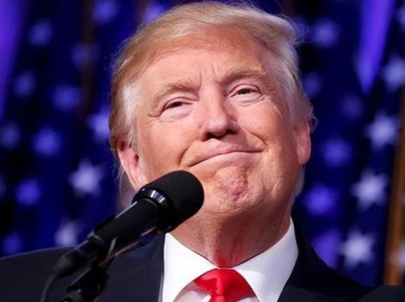 太离谱了！班农四个月牢都坐完了，美国最高法院居然把他的罪名给撤了，案底都清干净了