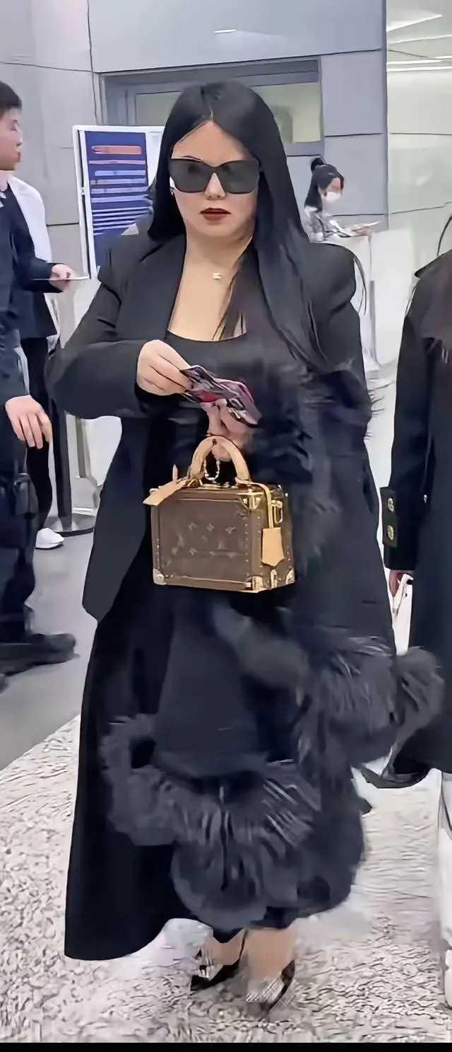 我的天李湘这一身装备得多钱哪？，恐怕打工人一年都挣不了！