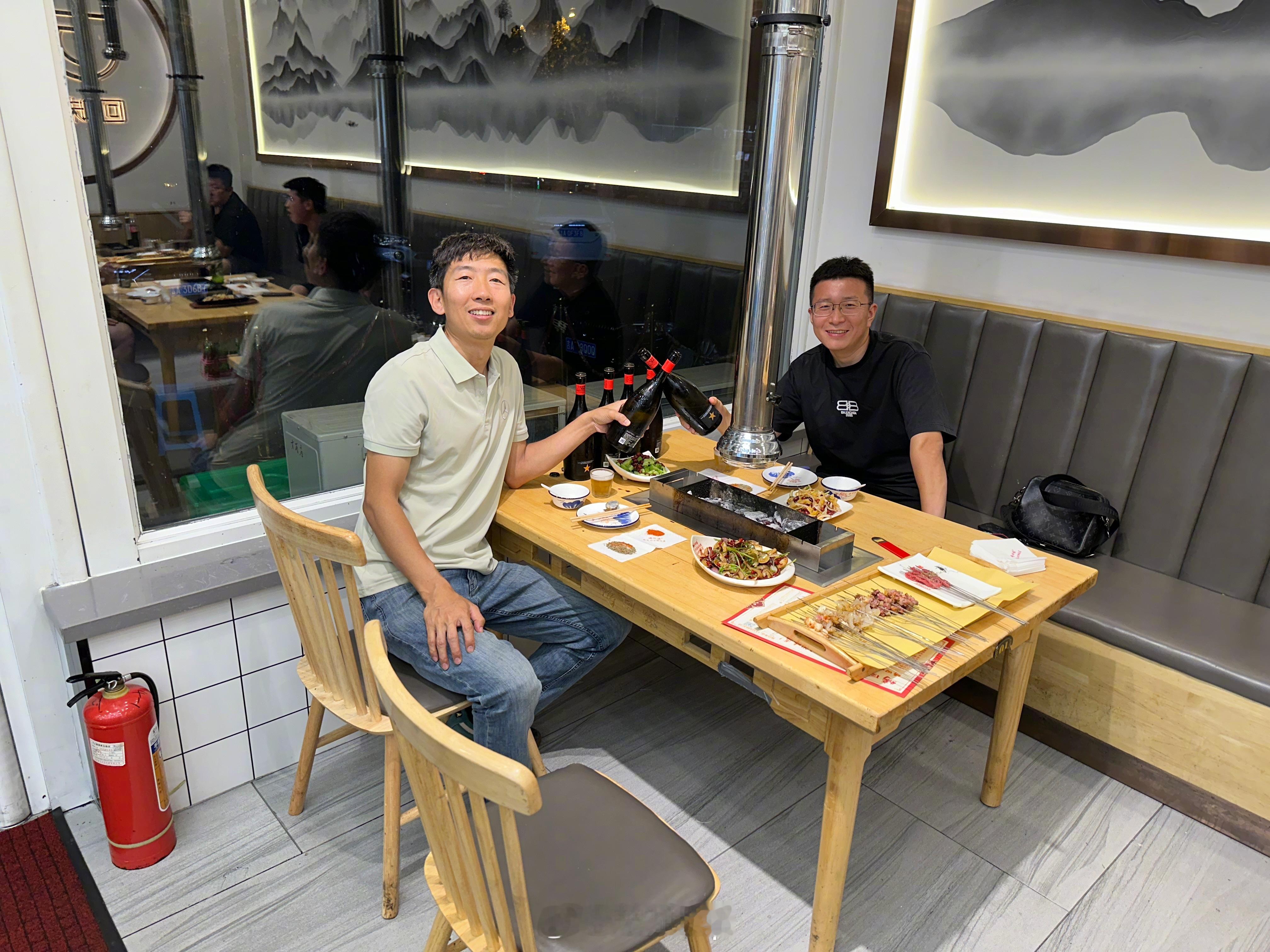 胜利会师了，两个奶爸一起交流下带娃经验，让我买一台MEGA，我让他买一台极氪MI