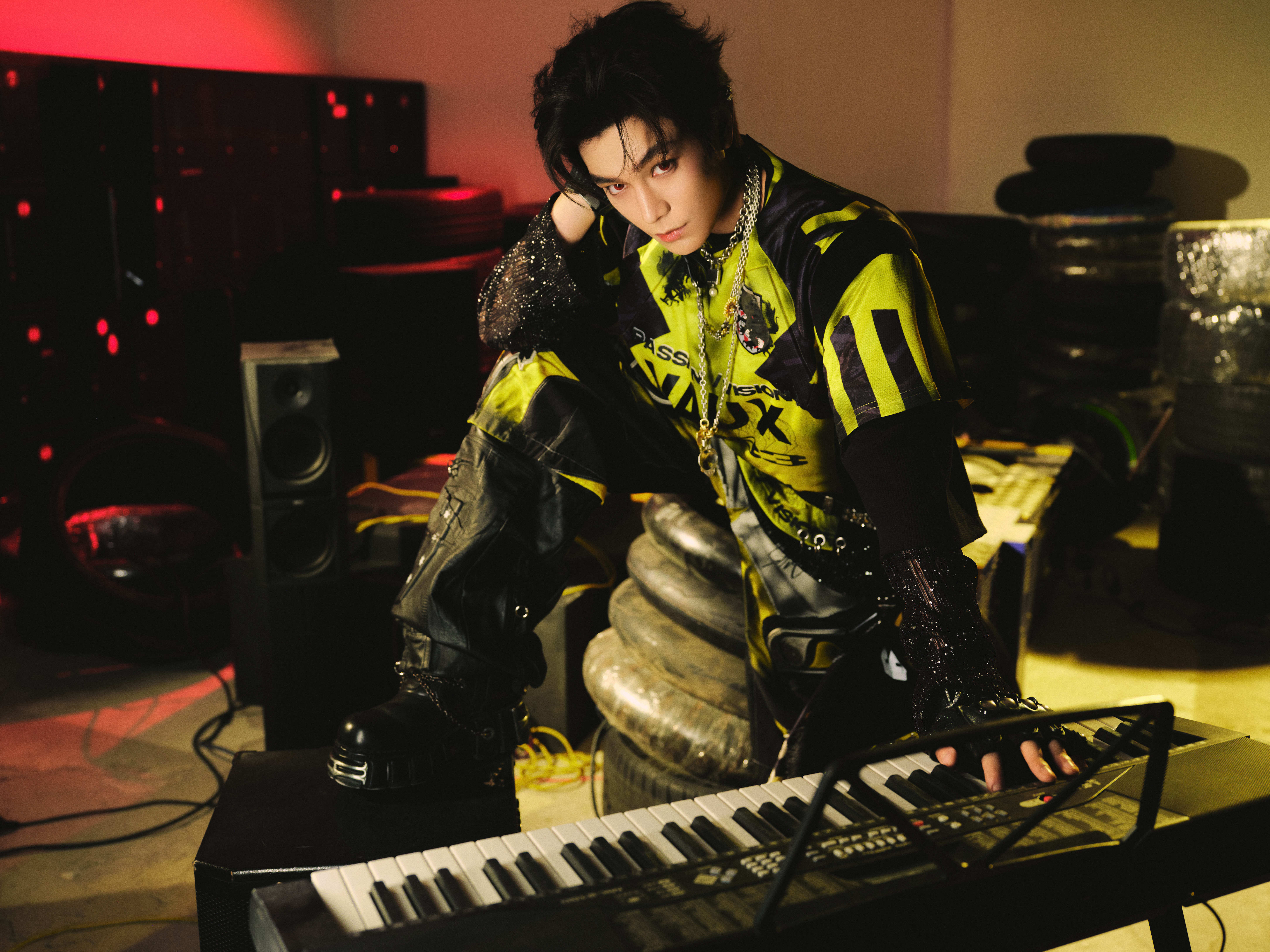 丁禹兮今日赣州Z纪元音乐节舞台造型大片，演绎抢眼的混搭风格，色彩T恤、烫钻透视内