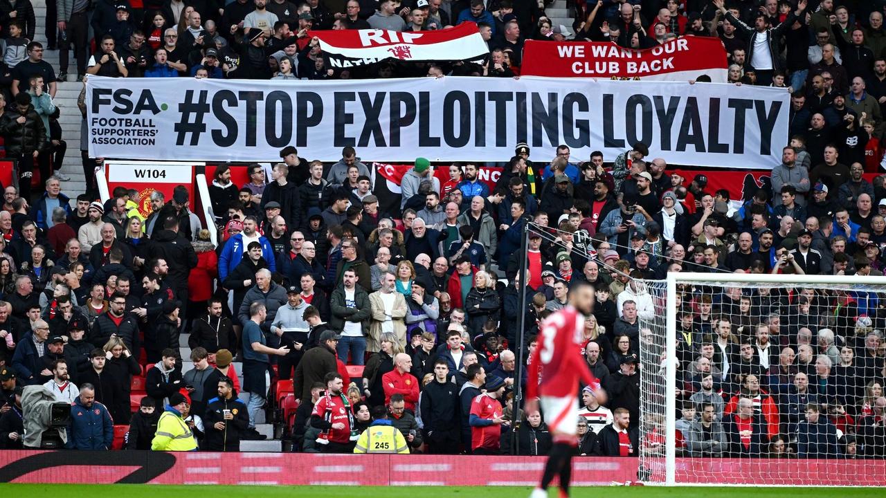 英媒报道，超过100个球迷团体呼吁英超俱乐部在未来两个赛季冻结主场球票价格。
英