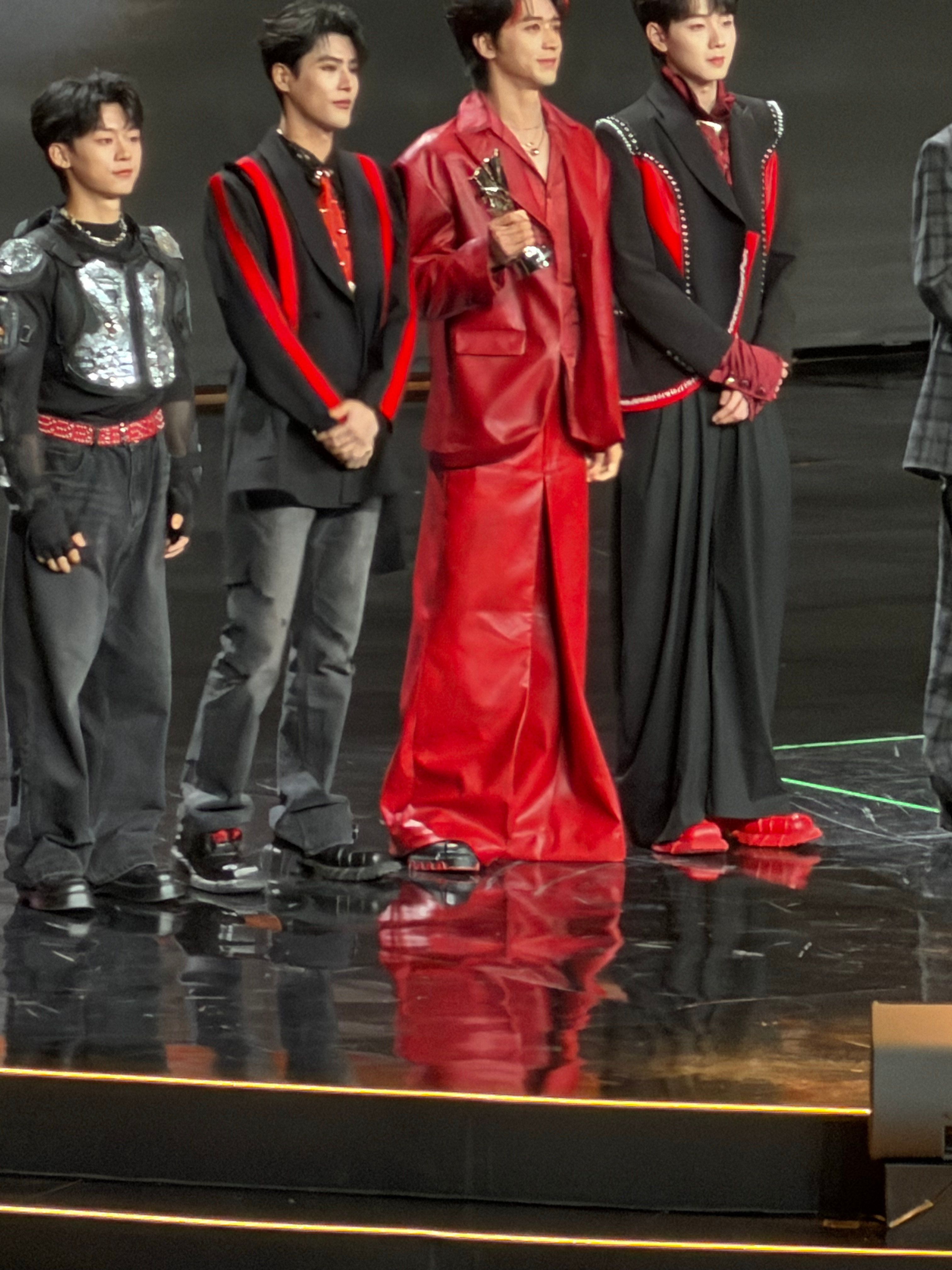 prome乐队领奖主打一个都要拿一下奖杯