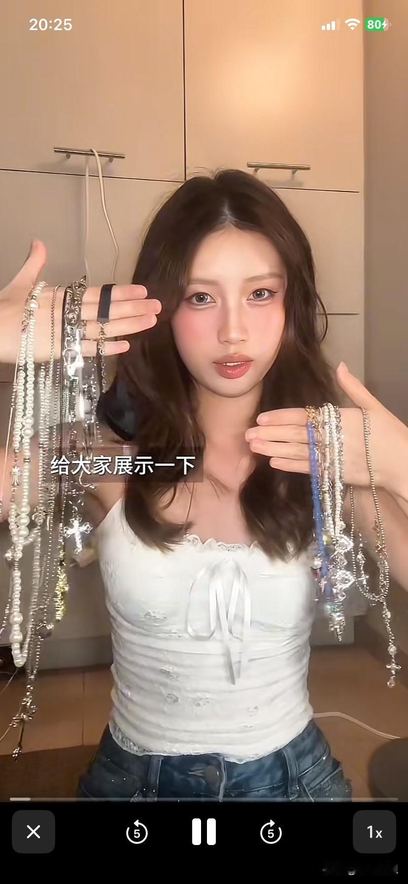 许朵越来越漂亮了！
原来多丑的一个小丫头！
现在越来越有女人味了！
总是爱给大家