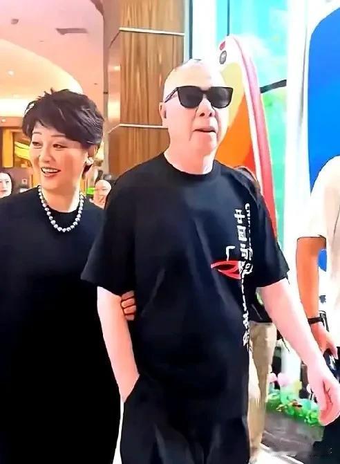 导演冯小刚，不丑
﹍﹍
今天，看到导演冯小刚和妻子徐帆挽手的照片，突然发现冯小刚