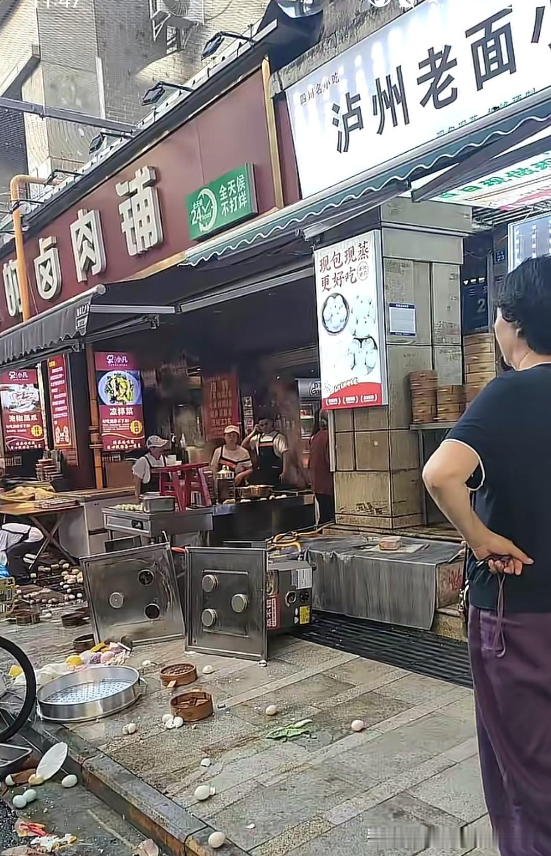 其实这样的场景在很多老街小巷里并不少见。比如长沙坡子街那家开了二十年的糖油粑粑摊