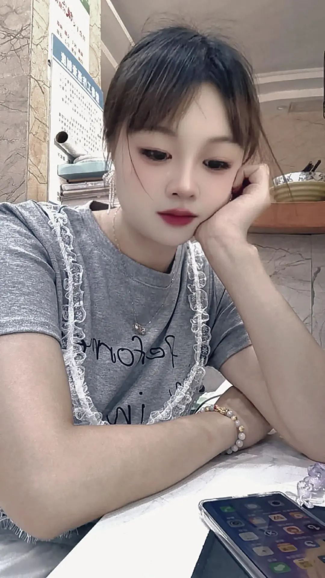 每个决定要转身的人 都在雨里站了很久，回头看，细节里全是答案！
