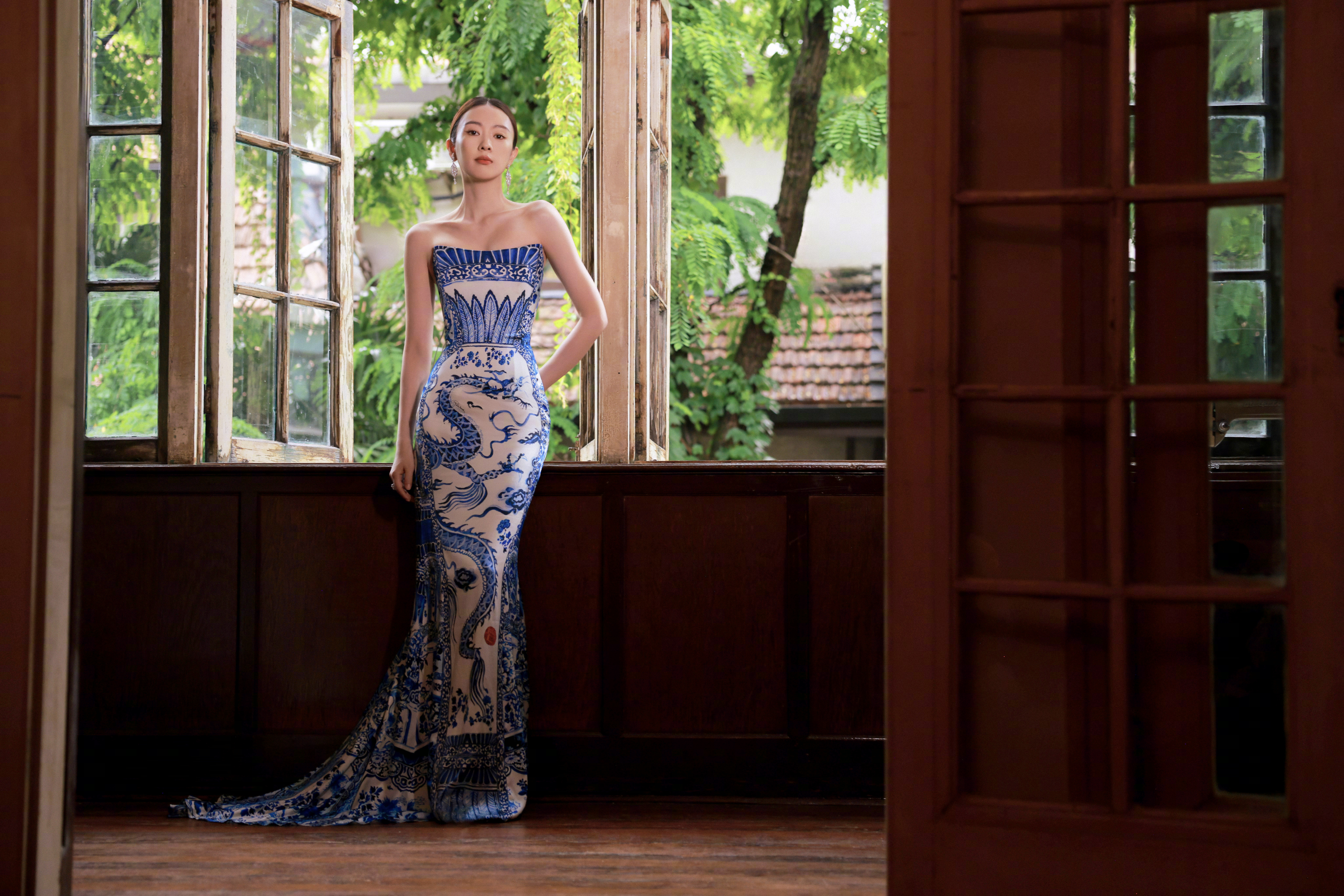 #童瑶穿了20年前的古董礼服##童瑶把青花瓷穿身上# 今日GQ造型，穿了20年前