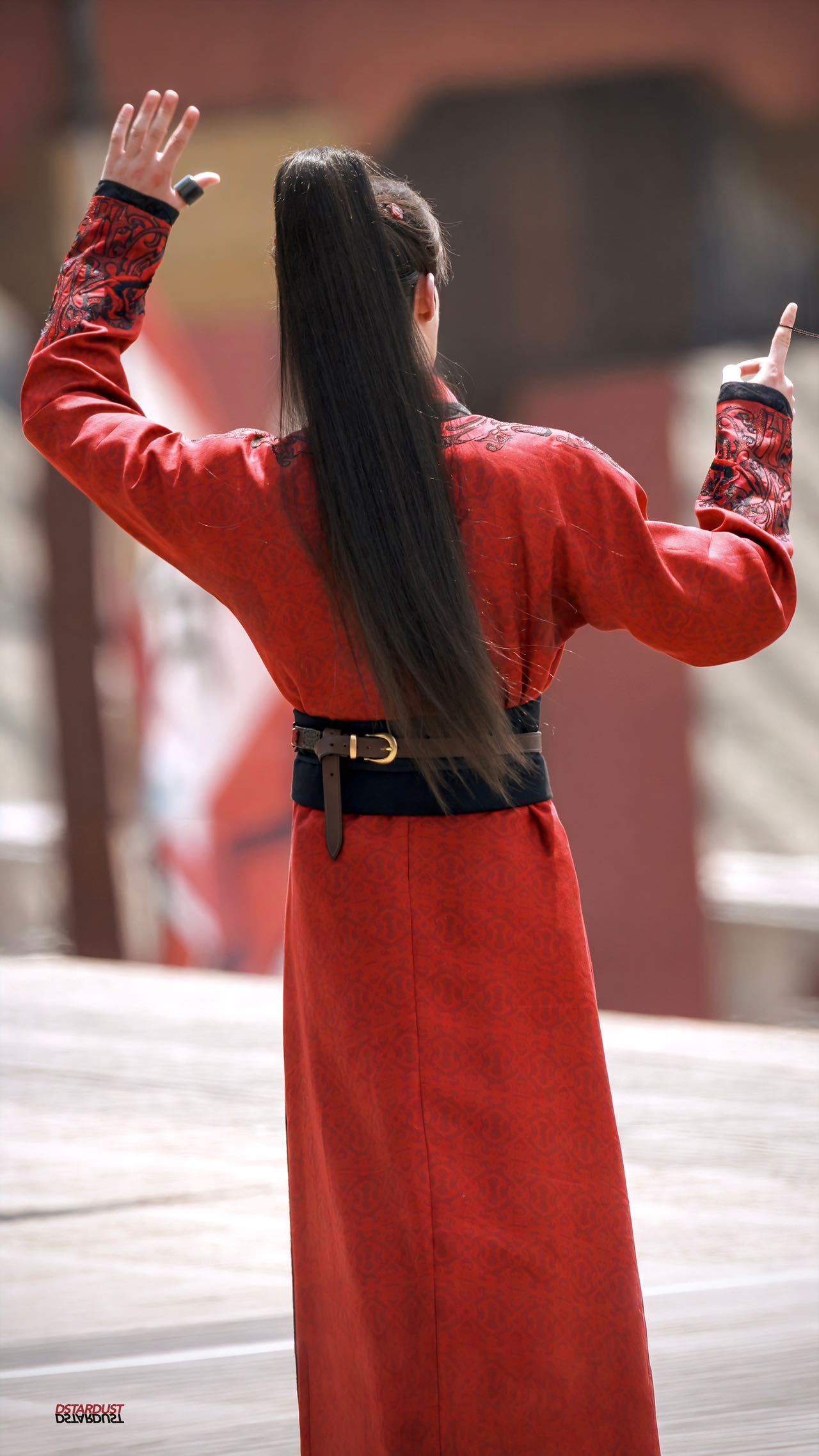 王鹤棣将门独后杀青宣发节奏王鹤棣将门独后杀青节奏 杀青特辑、捧花长图、导演+主演